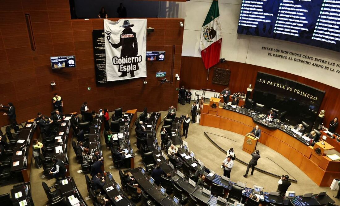 Senado debate de Ley General del Sistema Nacional de Seguridad Pública, por lo que despliegan manta que acusa a Morena de "espía". Foto: Berenice Fregoso/EL UNIVERSAL