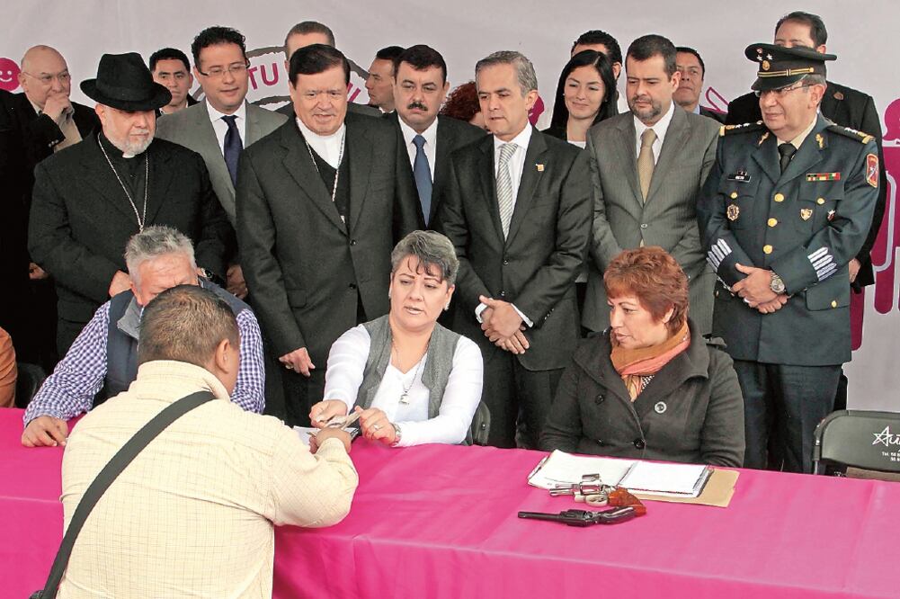 Hace dos semanas, el jefe de gobierno de la Ciudad de México, Miguel Ángel Mancera, en compañía del cardenal Norberto Rivera, encabezó el desarme voluntario en la Catedral Metropolitana (ARCHIVO EL UNIVERSAL)