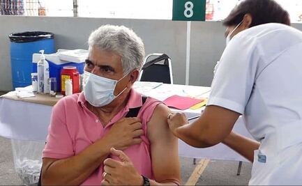 Ricardo Ferretti, ovacionado al recibir la segunda vacuna contra el Covid-19