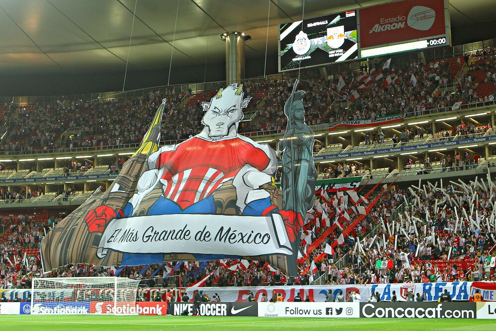 Imago7. Aficion de Chivas durante el partido de ida de las Semifinales de la Liga de Campeones de la Concacaf entre Chivas y New York Red Bulls