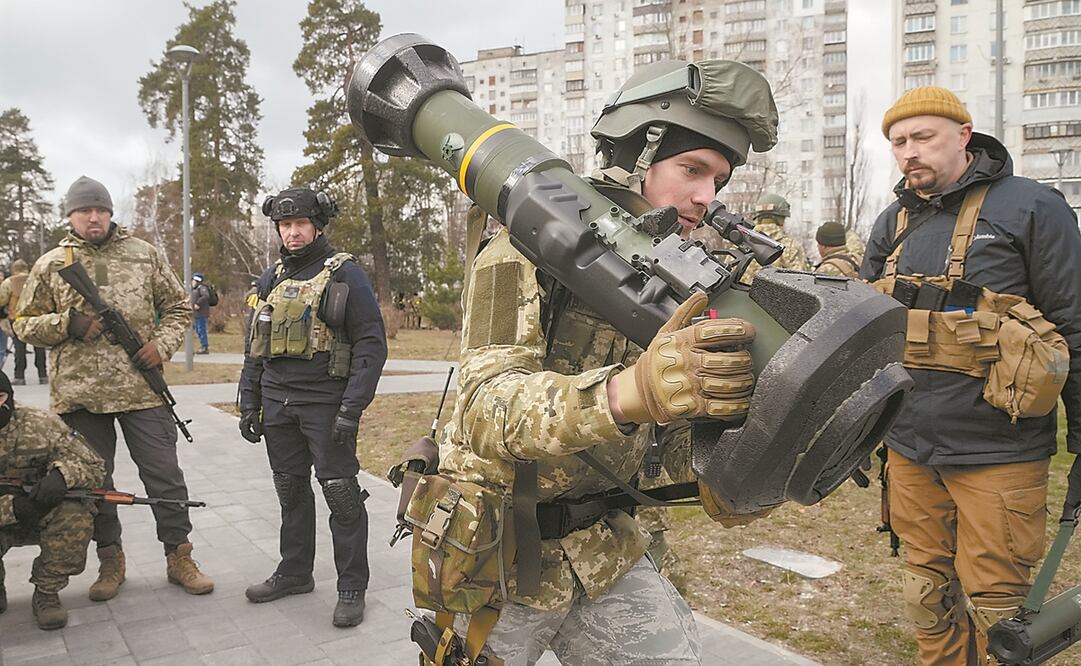 Un integrante de las Fuerzas de Defensa Territorial de Ucrania, con un arma antitanque NLAW a las afueras de Kiev. Foto: Efrem Lukatsky. AP