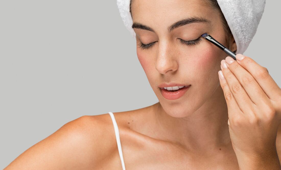 Aplicar vaselina con cuidado ayuda a hidratar y evitar la caída de las pestañas. Foto: Freepik