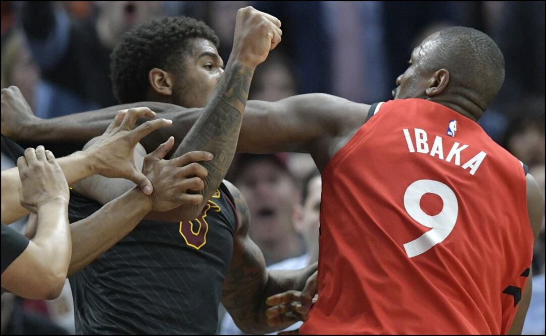 Marquese Chriss y Serge Ibaka en juego de ayer por la noche. Foto: Reuters 