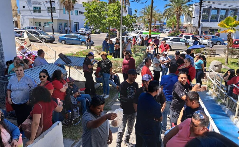 Un grupo de profesores se apostaron en las oficinas de Finanzas del estado. Foto: especial