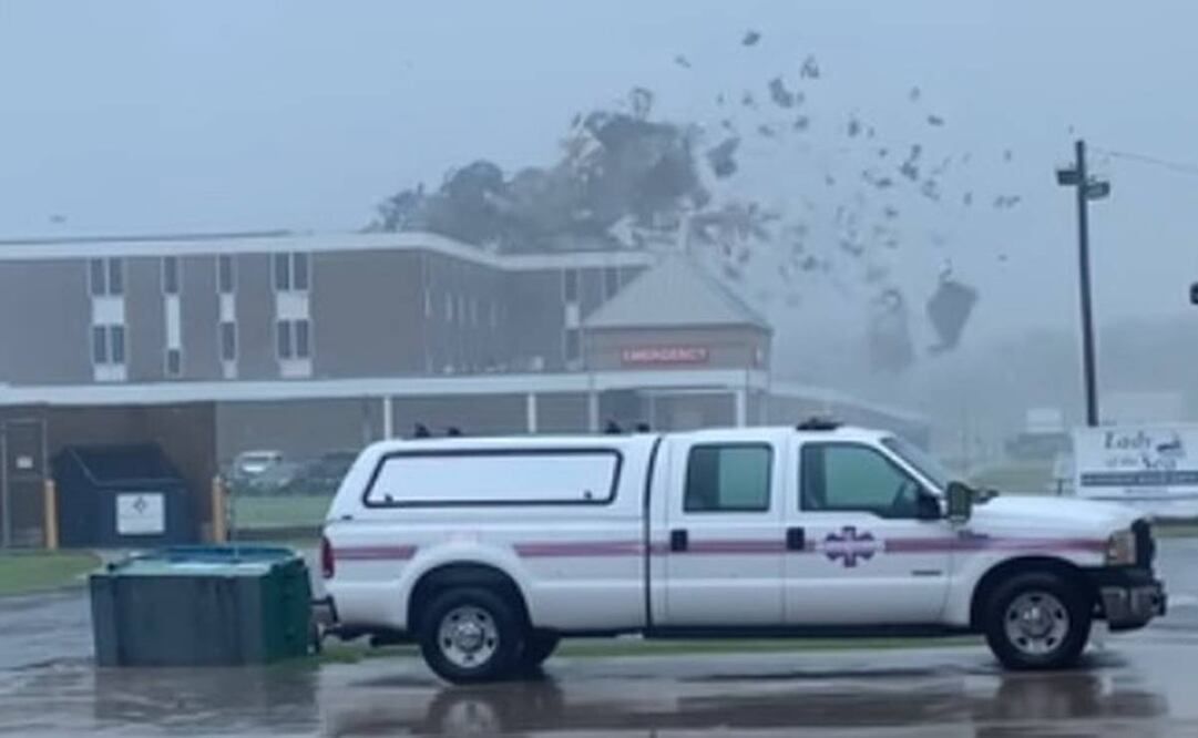 Los fuertes vientos de Ida hicieron volar el techo de un hospital en Luisiana. Foto: Facebook 