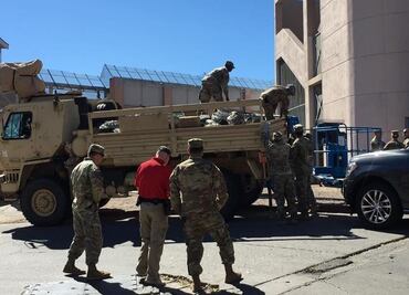 Soldados de EU colocan barricadas en Arizona ante llegada de migrantes