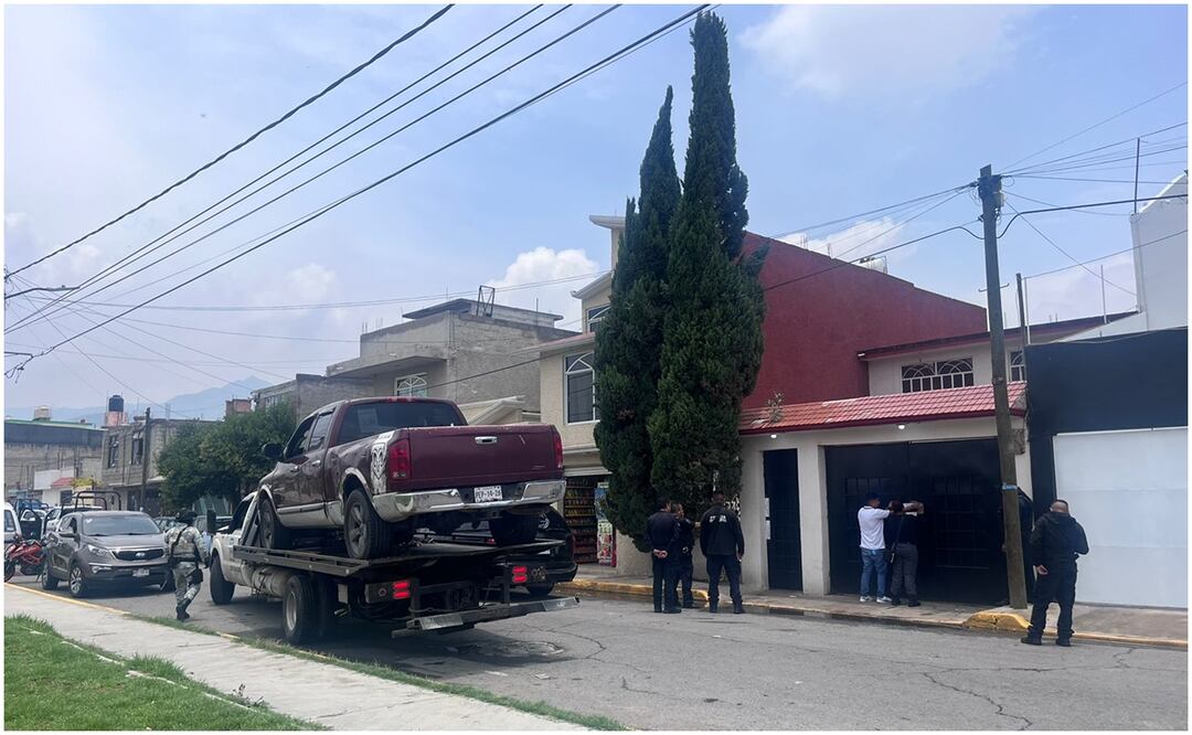 La zona ubicada frente a las canchas deportivas de la colonia Villa Esmeralda, fue acordonada y los peritos de la Fiscalía del Estado de México realizaron el levantamiento de los cadáveres. Foto: Especial