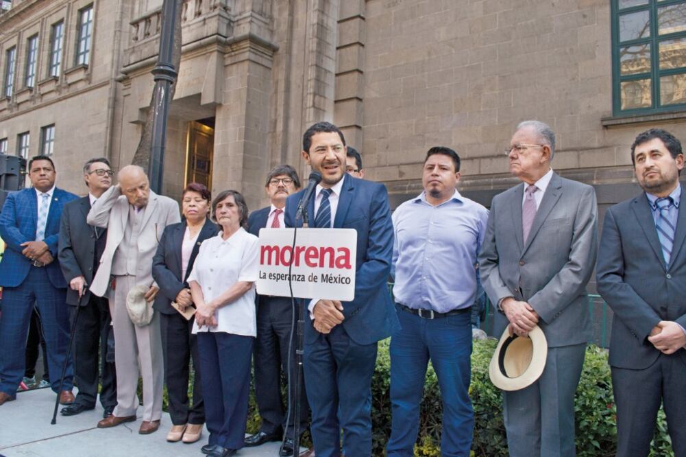 Los integrantes de Morena dieron una conferencia de prensa afuera de la Suprema Corte de Justicia de la Nación. (SELENE PACHECO. CUARTOSCURO)