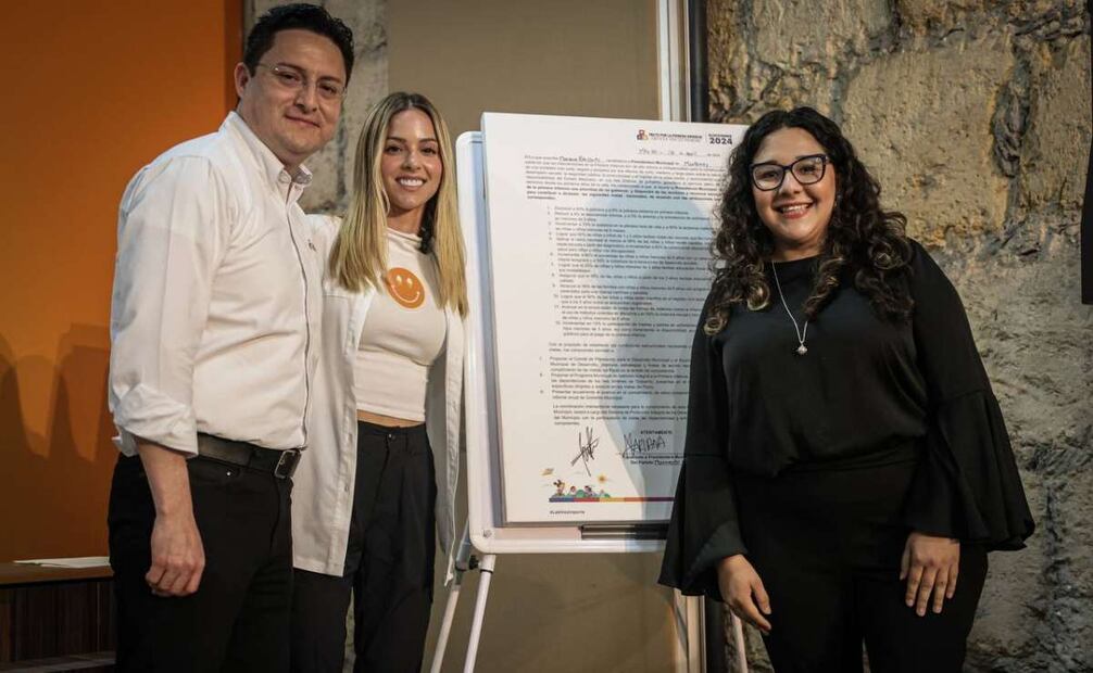Durante la firma del pacto, la candidata Mariana Rodríguez estuvo acompañada de Jonathan Castillo, coordinador regional del Pacto por la Primera Infancia y Mariana Villalobos, presidenta de Infancia Plena AC. Foto: Especial