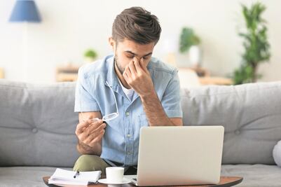 Patrones deben pagar lentes a los empleados que trabajen con pantallas en la UE