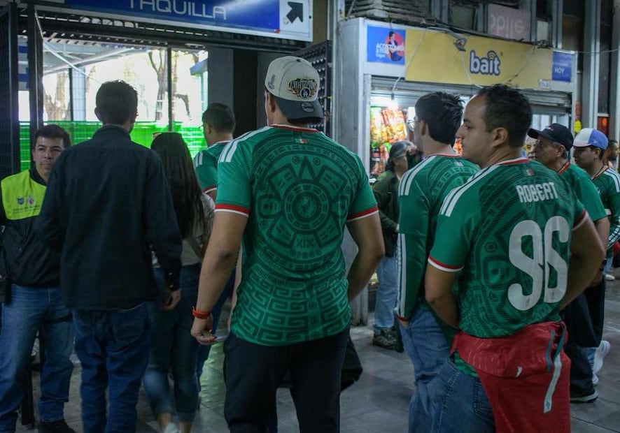 La revisión de boletos provocó tumultos antes de pasar los torniquetes. Foto: Santiago Cadena / EL UNIVERSAL