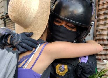 "Si nos toca estar de este lado es porque estamos trabajando": Mujer policía que recibió flores en marcha del 8M