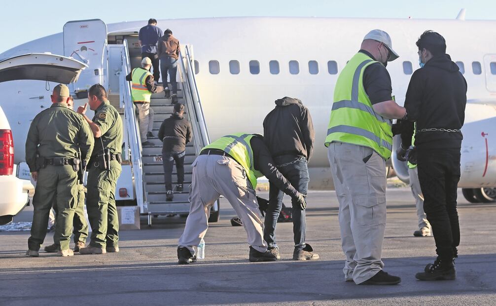 Tanto a hombres como mujeres se les revisa cabello y cuerpo para detectar algo que pudiera dañar a ellos mismos o al personal, Foto: María de Jesús Peters / EL UNIVERSAL