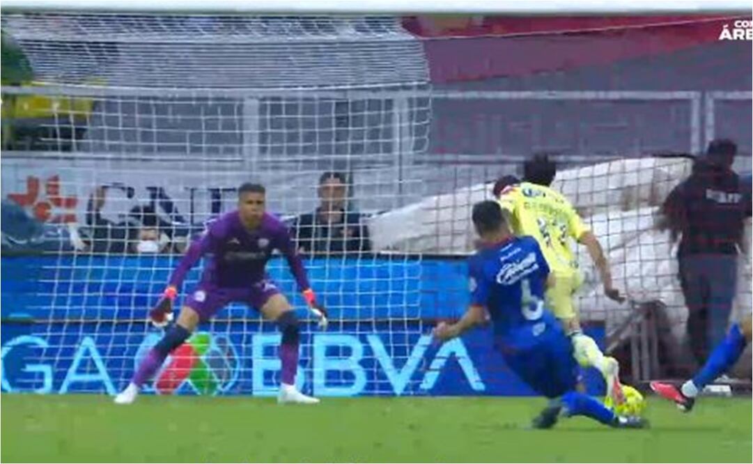 Alejandro Zendejas es derribado por Erik Lira. FOTO: ESPECIAL