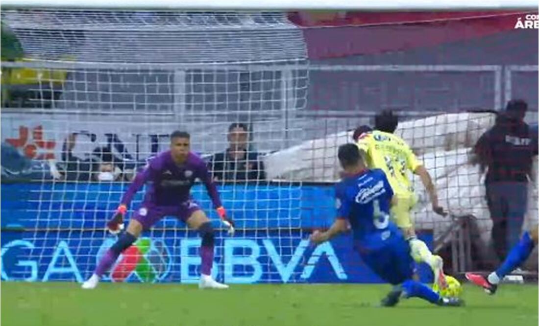 Alejandro Zendejas es derribado por Erik Lira. FOTO: ESPECIAL