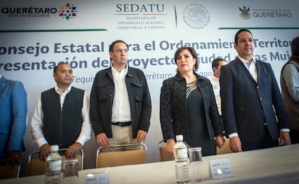 Entrega Rosario Robles escrituras y firma convenio en Querétaro