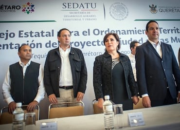 Entrega Rosario Robles escrituras y firma convenio en Querétaro