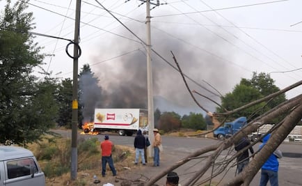Incendian camión y bloquean carretera en Michoacán