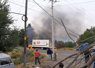 Incendian camión y bloquean carretera en Michoacán