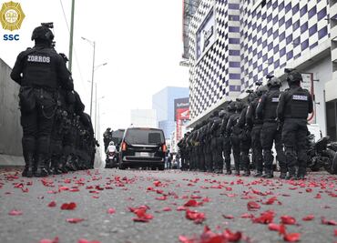 VIDEO: Cóndor sobrevuela y lanza pétalos de rosas en último adiós a Milton Morales, alto mando de la CDMX
