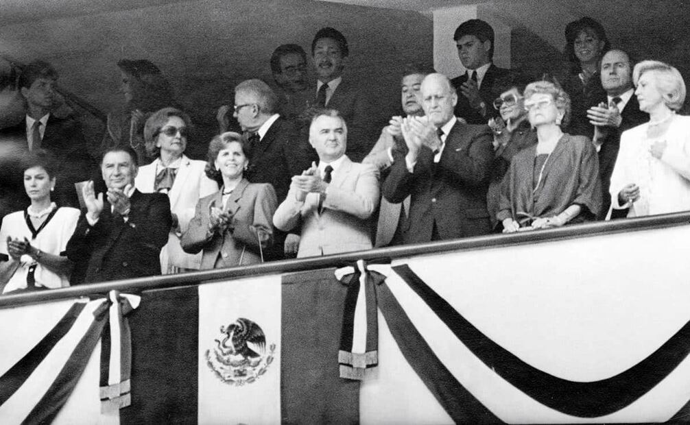 Inauguración del México 86, con Miguel de la Madrid. Hubo descontento al ver que la máxima fiesta futbolística resultó elitista, pues el costo del boleto alcanzó los 30 mil pesos, precio que pocos podían pagar. Foto: Archivo EL UNIVERSAL.