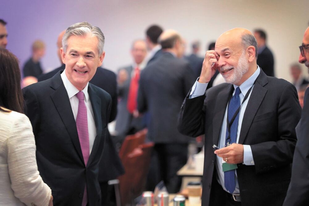 Jerome Powell, presidente de la Reserva Federal (Fed), durante el encuentro en Chicago en el que coincidió con Ben Bernanke, quien ocupó el mismo cargo entre 2006 y 2014. Foto: AFP
