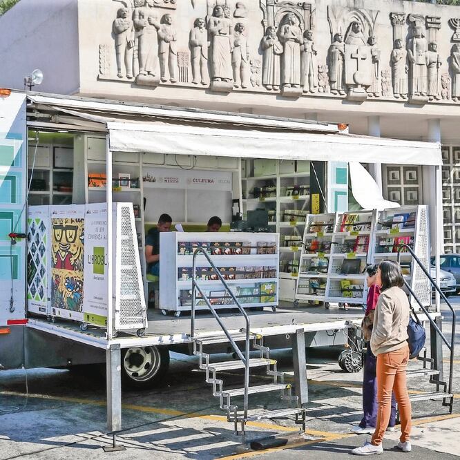“Libros a bordo” es una de las acciones de la Estrategia Nacional de Lectura, la semana pasada una de las rutas visitó la Benemérita Escuela Nacional de Maestros. DIEGO SIMÓN SÁNCHEZ. EL UNIVERSAL