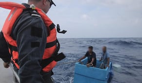 Dos pescadores sobreviven 5 días a la deriva sobre una hielera y los rescatan a 240 km de Chiapas. VIDEO