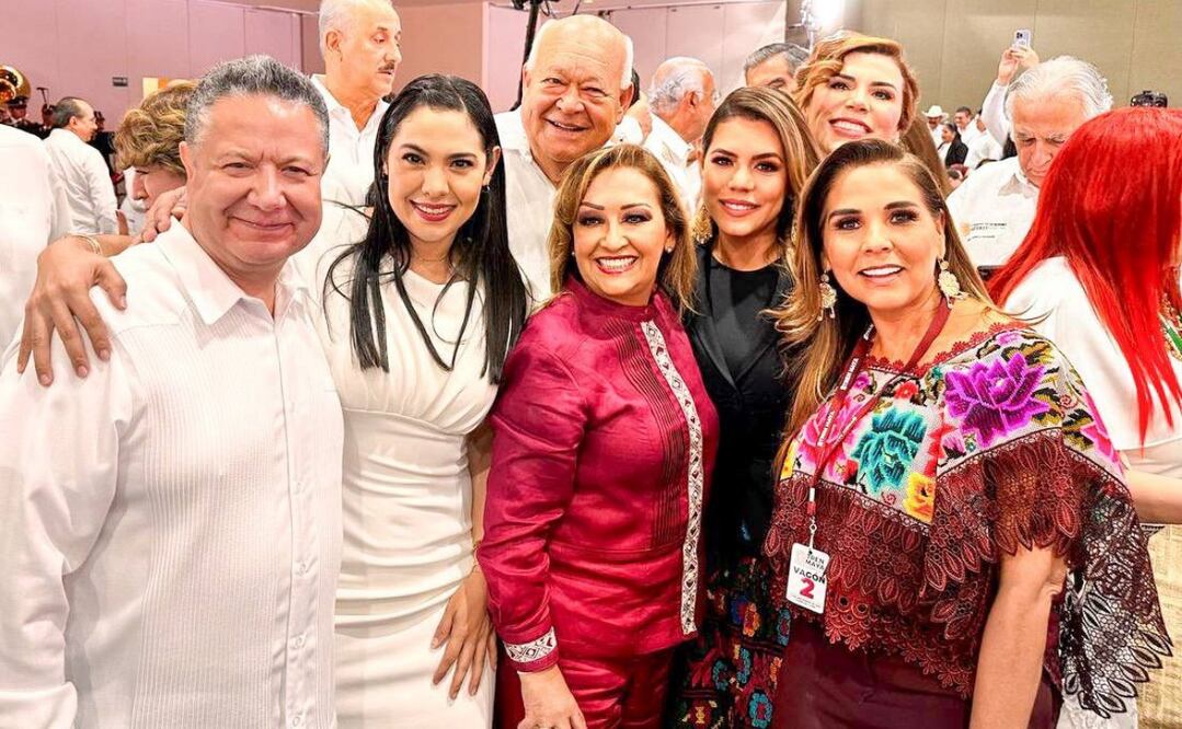 A la izquierda, el gobernador de Hidalgo, Julio Menchaca. Foto: Especial