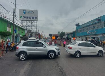 Residentes de Ecatepec bloquean avenida 30-30 para exigir a Sapase la reparación de un ducto hidráulico roto