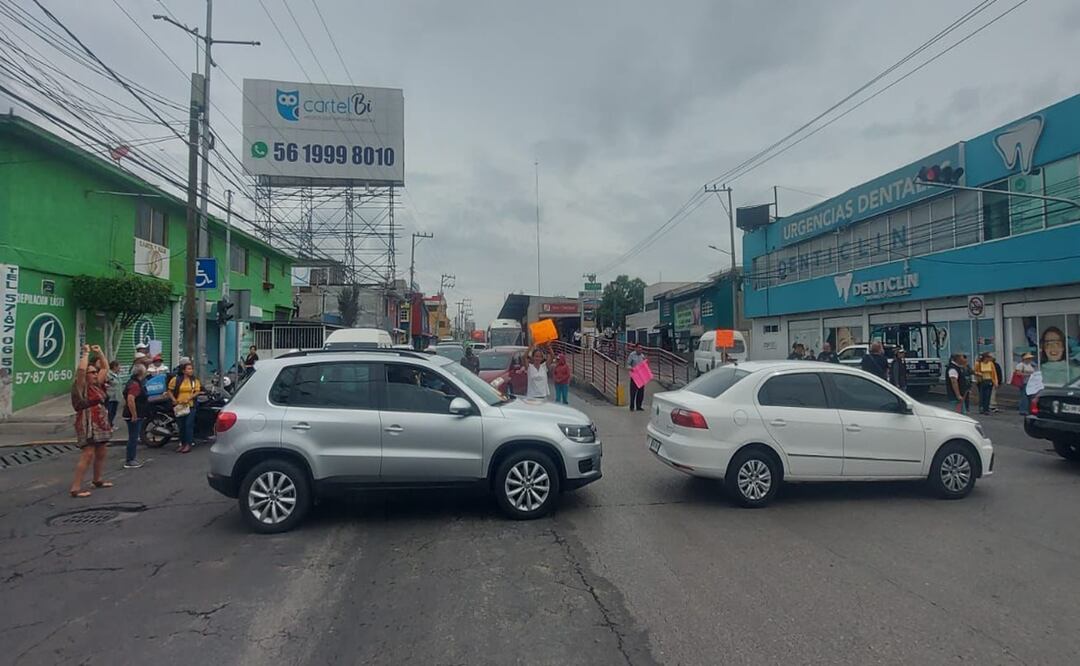 Residentes de Ecatepec bloquean avenida 30-30 para exigir a Sapase la reparación de un ducto hidráulico roto. Foto: Especial