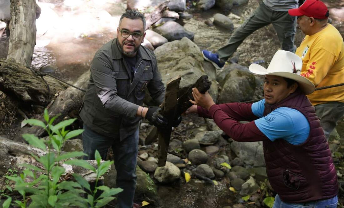 Alcalde de la Magdalena Contreras, Fernando Mercado (derecha) y brigadistas, retiran basura, objetos orgánicos y otros deshechos del Río Magdalena (29/03/2025). Foto: Carlos Mejía / EL UNIVERSAL