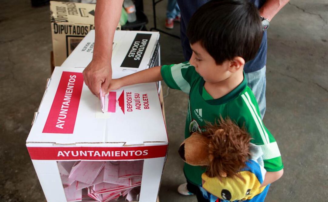 Durante la jornada electoral de ayer varios niños acompañaron a sus padres a votar y fueron ellos quienes introdujeron la papeleta en las urnas (Foto: JUAN BOITES / EL UNIVERSAL)