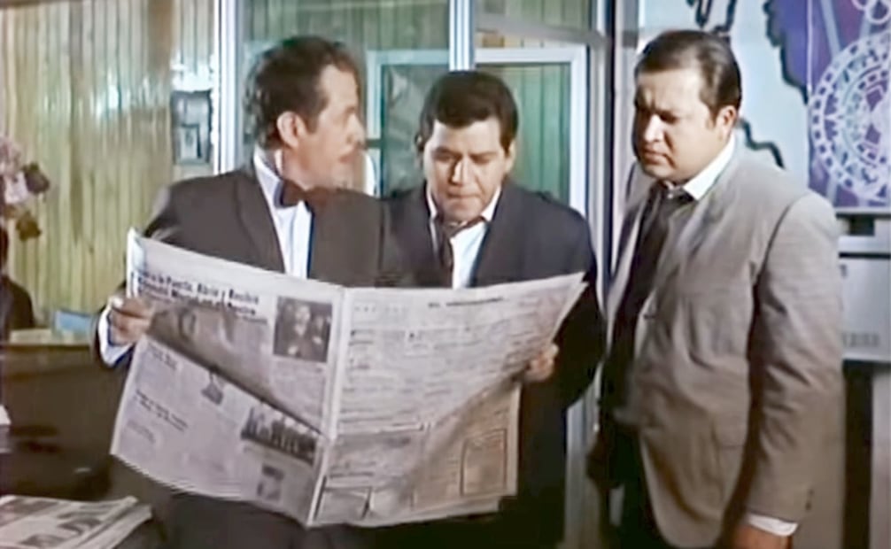 Escena con Viruta; su personaje entrega a los hermanos el Aviso Oportuno para que busquen empleo. Foto: Captura de pantalla/ESPECIAL.