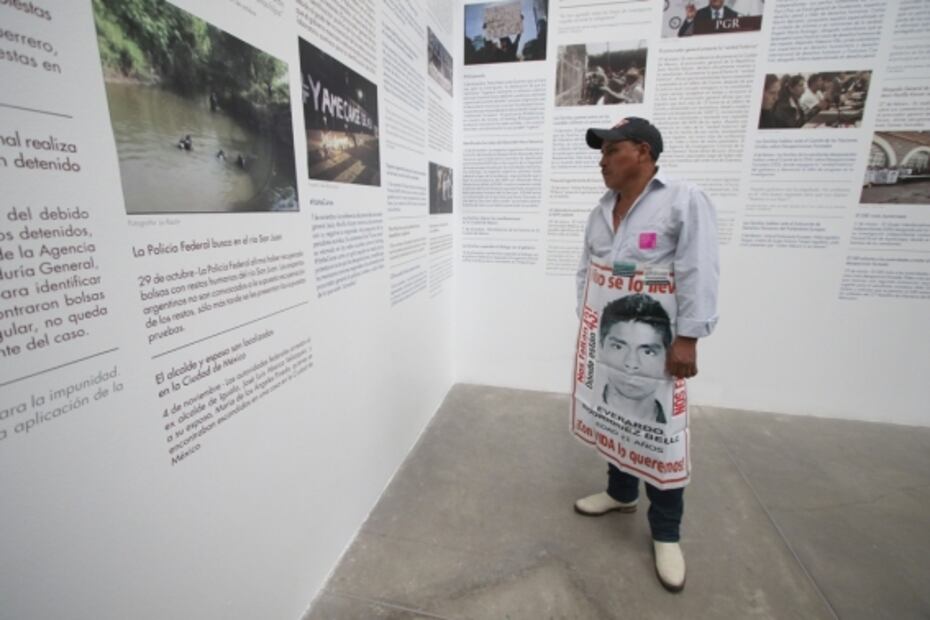 Familias de los 43 normalistas desaparecidos visitan muestra de Ai Weiwei