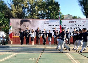 Cué inaugura ciclo escolar; será crucial, dice