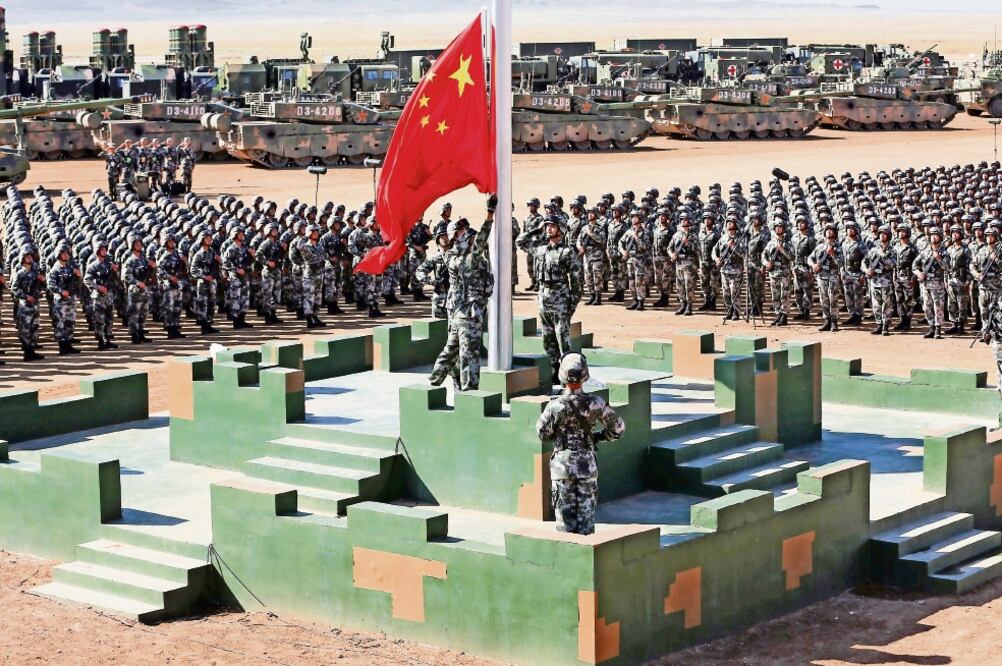 El Ejército Popular de Liberación conmemoró ayer su 90 aniversario con un desfile militar, el cual se realizó en la base de entrenamiento de Zhuriheen, en Mongolia Interior, en el norte de China. (REUTERS)