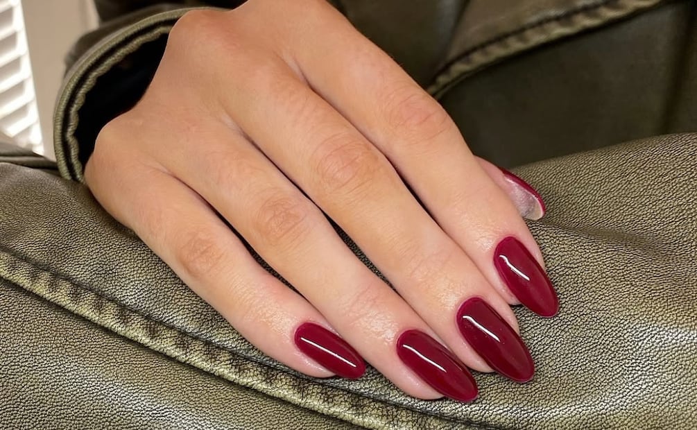 Burgundy, el color del momento. Foto: Instagram @ellielouisenails