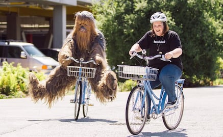 Zuckerberg reúne a Mamá Chewbacca con el propio Chewbacca