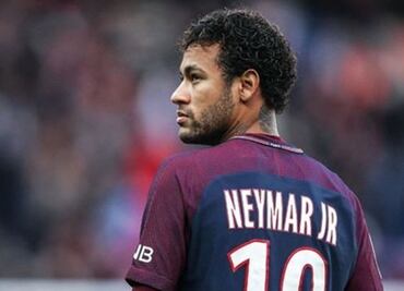 Neymar felicita a sus compañeros del PSG