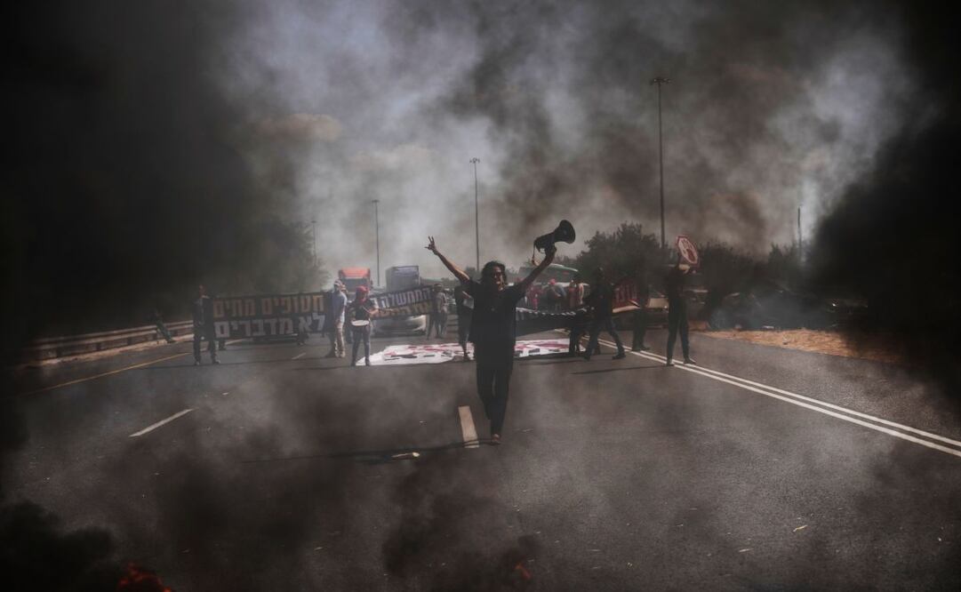 Manifestantes bloquean una carretera durante una protesta exigiendo la liberación inmediata de todos los rehenes retenidos por Hamás y pidiendo el fin de la guerra en la Franja de Gaza, cerca de Modiin, Israel, el martes 26 de agosto de 2025. Foto: AP