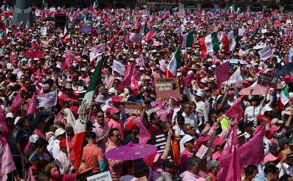 De nueva cuenta, la "marea rosa" inundó la Plaza de la Constitución para demandar que no haya injerencia del gobierno federal en el proceso electoral. Foto: Diego Simón Sánchez / EL UNIVERSAL