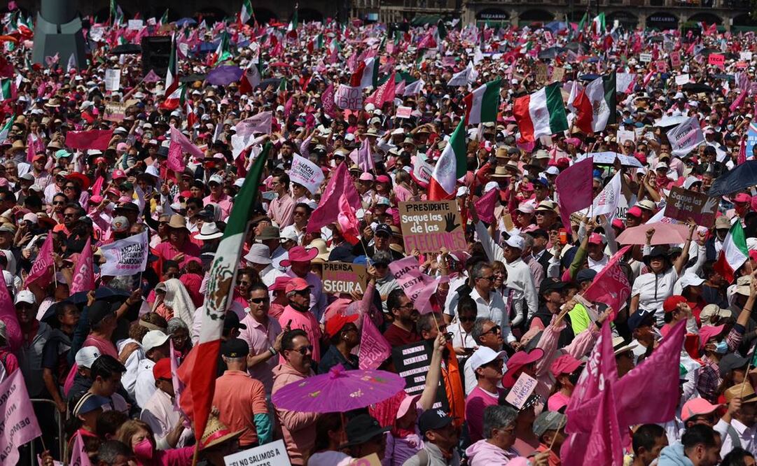De nueva cuenta, la "marea rosa" inundó la Plaza de la Constitución para demandar que no haya injerencia del gobierno federal en el proceso electoral. Foto: Diego Simón Sánchez / EL UNIVERSAL