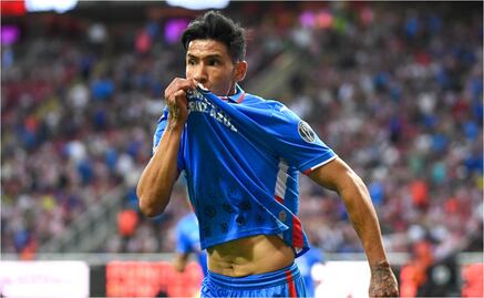 Uriel Antuna y su eufórico festejo besando la camiseta de Cruz Azul ante Chivas