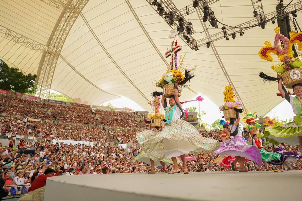 Foto: Facebook “Guelaguetza Oficial”