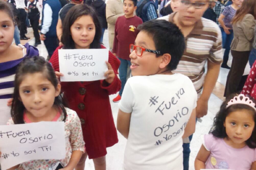 Pequeños aficionados muestran playeras con consignas (CHRISTIAN MENDOZA. EL UNIVERSAL)