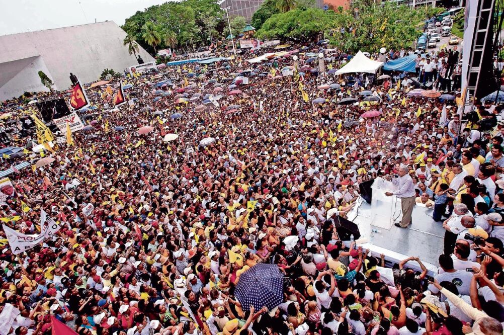 En 2012, miles volcaron sus esperanzas en tener mejor calidad de vida con el entonces candidato perredista a la gubernatura, Arturo Núñez (izq). Seis años después (der), con Gerardo Gaudiano, el partido reconoció el fracaso electoral. Foto: ARCHIVO
