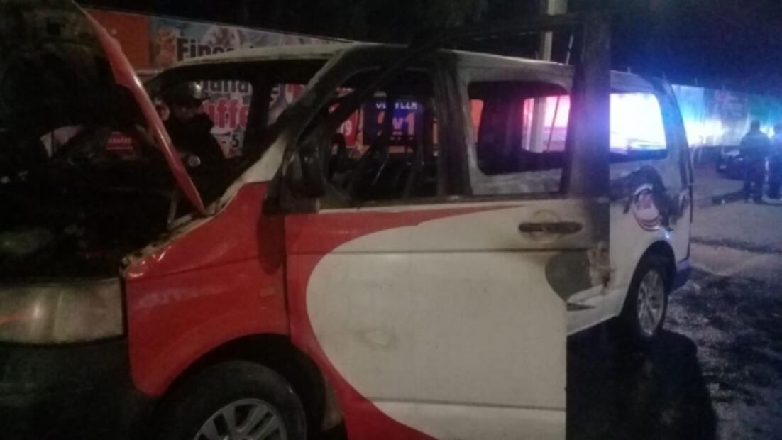 Presuntos extorsionadores reclaman pago e incendian combi en Tecámac