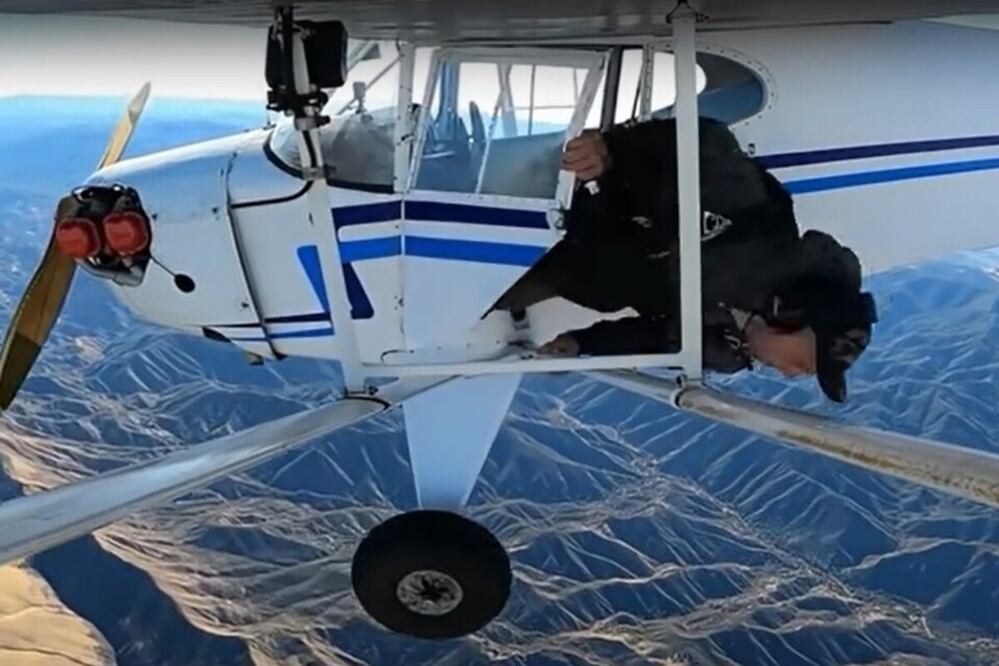 El momento en que Jacob se lanza de la avioneta (Captura YouTube @trevorjacob).