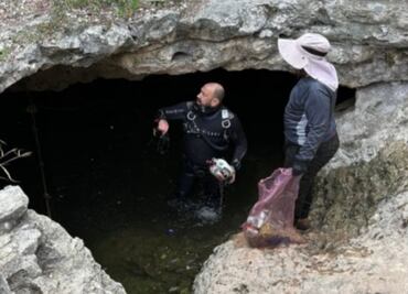 Extraen 109 kilos de basura de cenote usado como tiradero clandestino en Yucatán; piden cuidar ecosistema